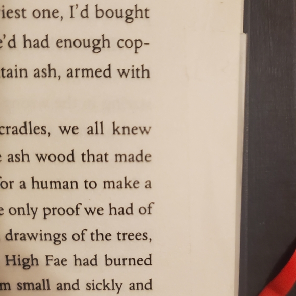 A Court of Thorns and Roses Collectors Edition - Picture 10 of 11